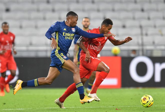 包含里昂主场逼平尼斯，仍未取得胜利的词条