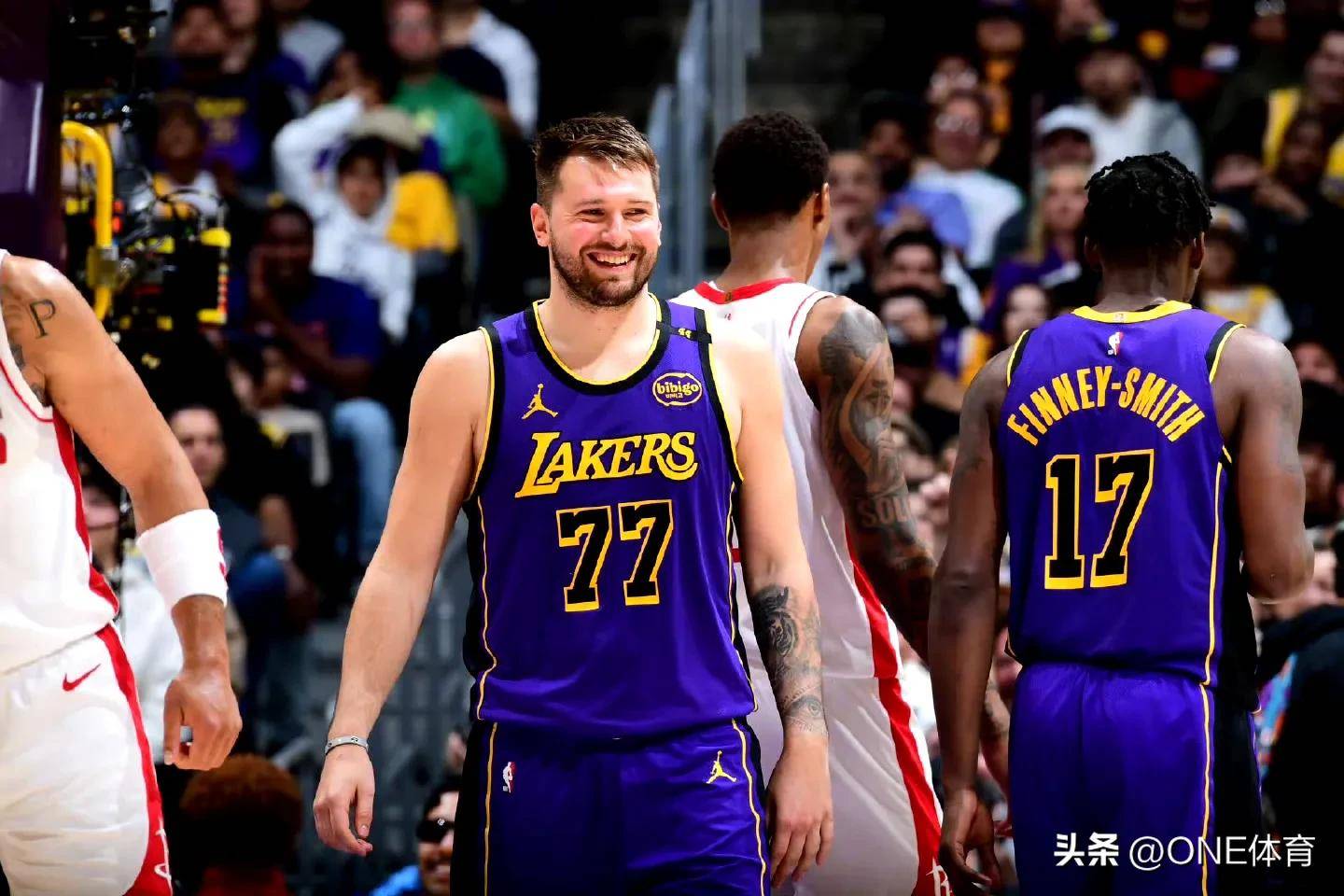 开云体育官方网站-湖人核心再次亮相，全力以赴吞噬对手