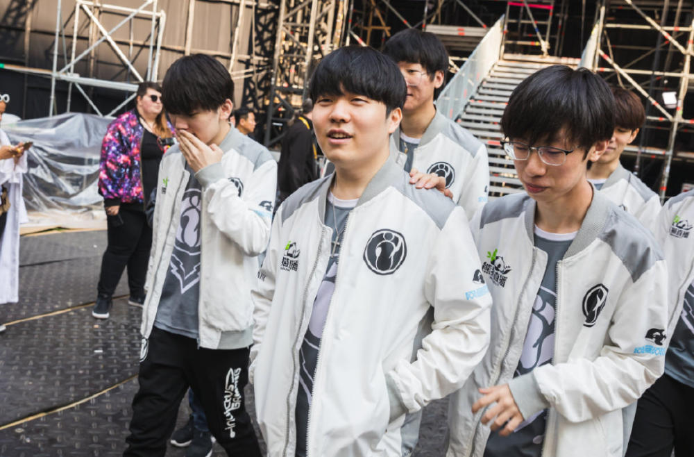 开云体育入口-100T险胜FPX，Deft拿下关键大龙入围赛3:1（柏林）