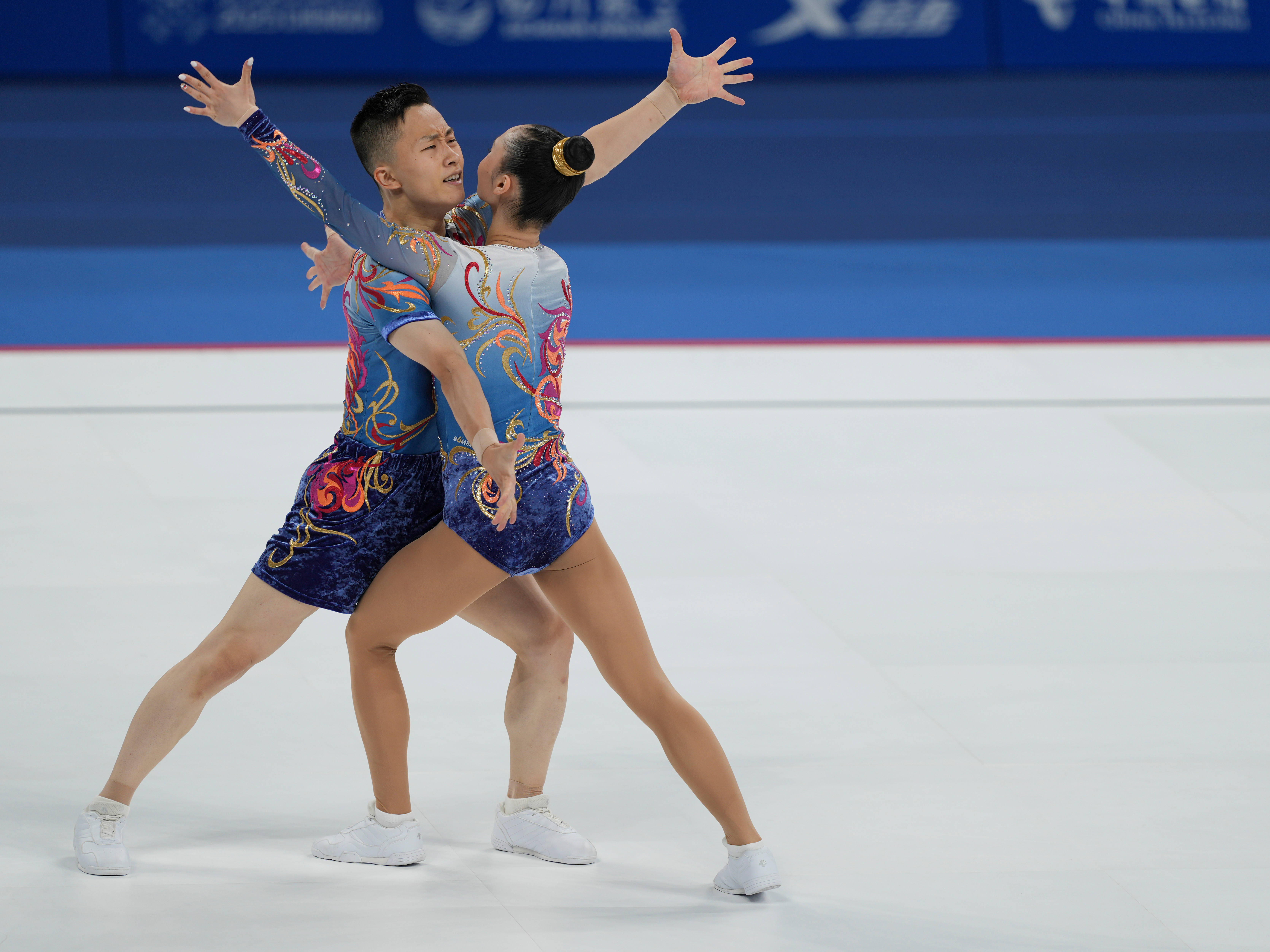 体操决赛震撼开打，巅峰对决引爆全场