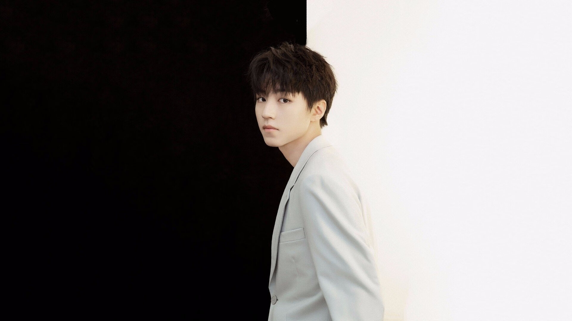 开云APP-铁血猛龙破冰前行,巨星布克照亮赛场